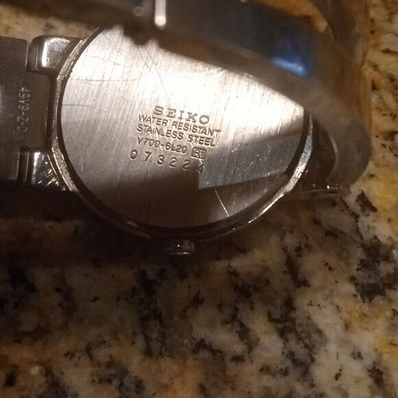 Seiko Silver Tone V700-6L20 Analog Quartz Women's Watch Needs Battery Small - Picture 6 of 6